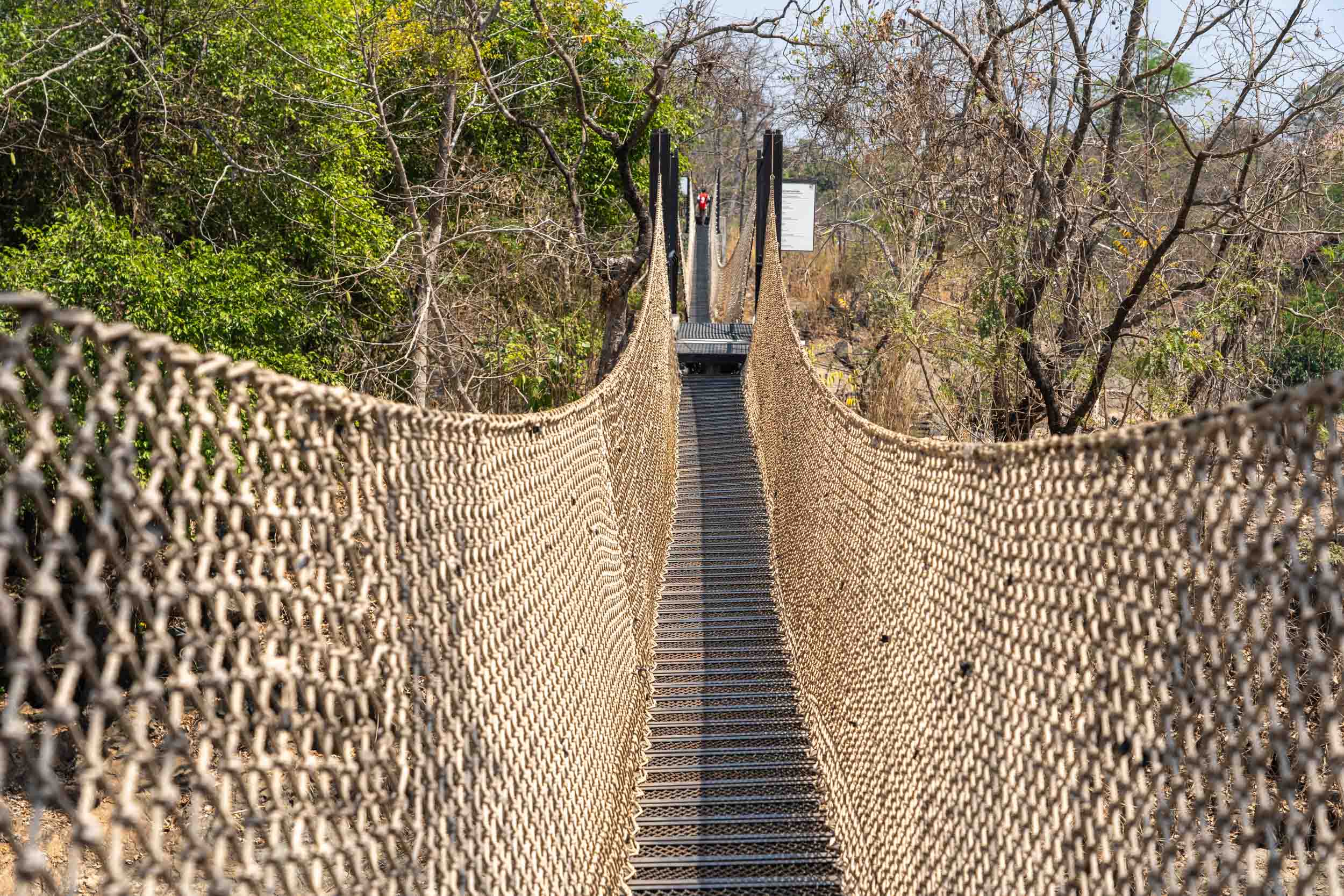 Hängebrücke über LiPhi Wasserfall