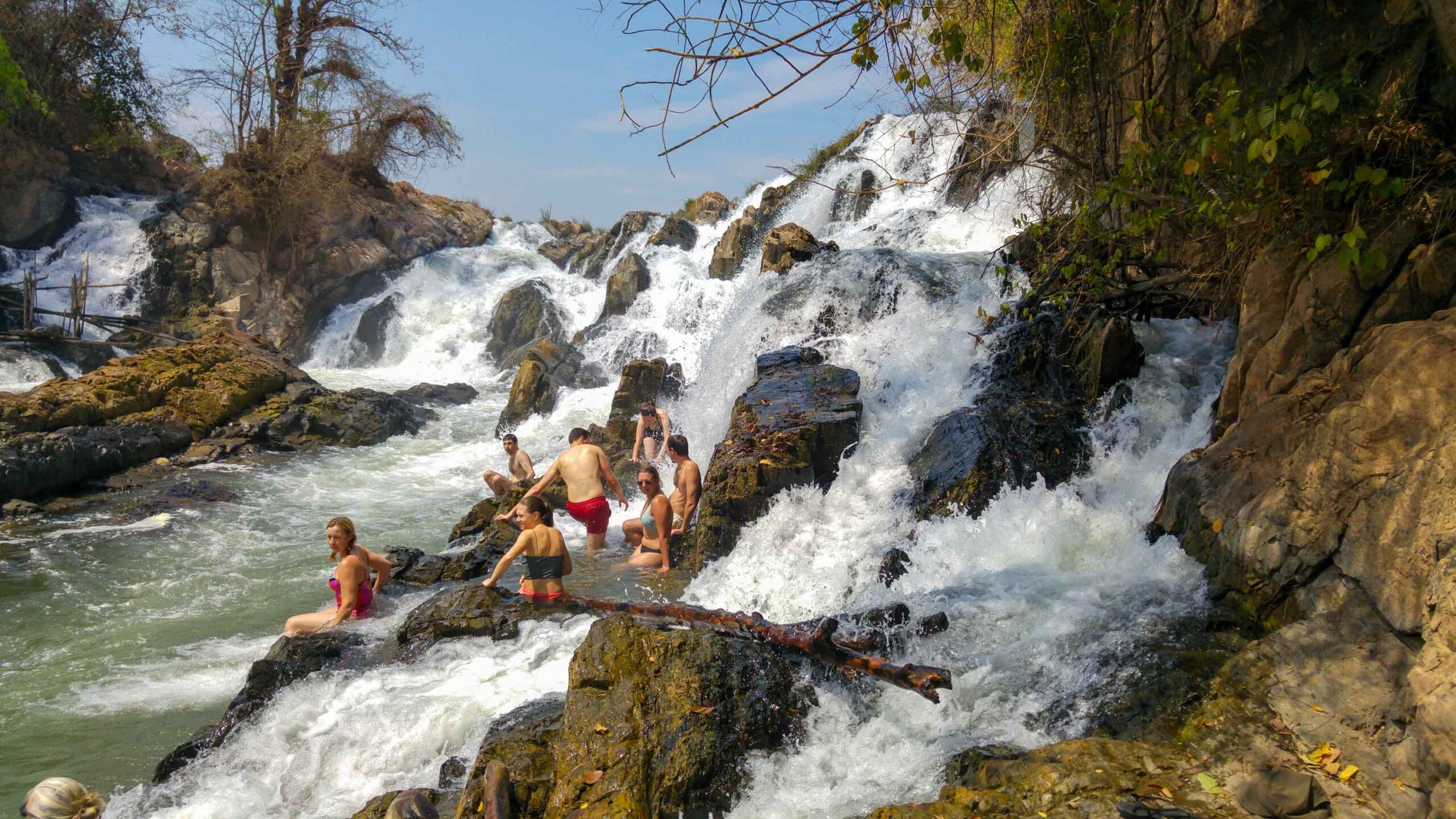 Wasserfall mit Badenden