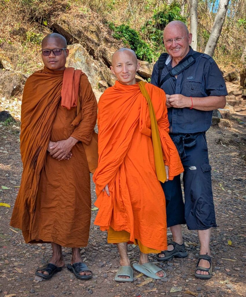 Rudolf Gossenreiter mit Mönchen in Wat Phou