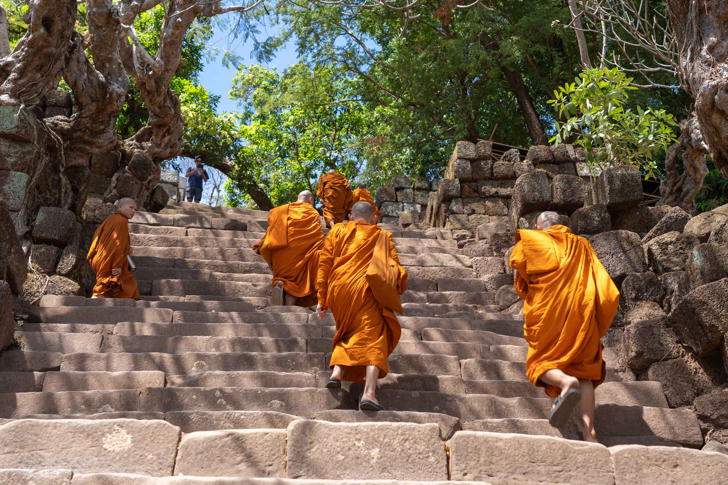 Junge Mönche auf Stiege in Wat Phou