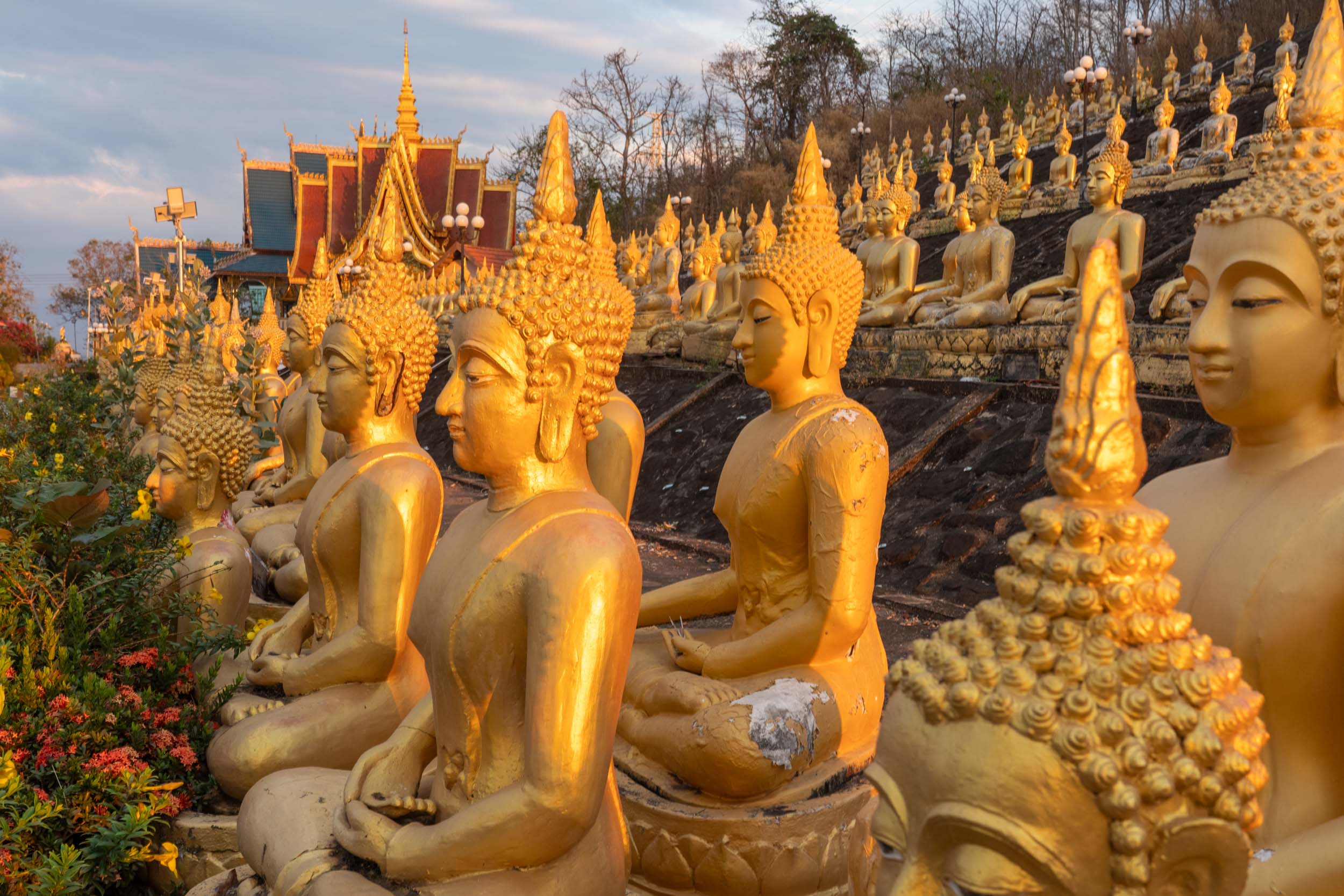 Tempel neben Golden Buddha in Pakse