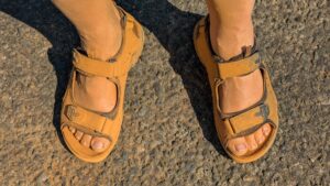 Sandalen mit rotem Sand