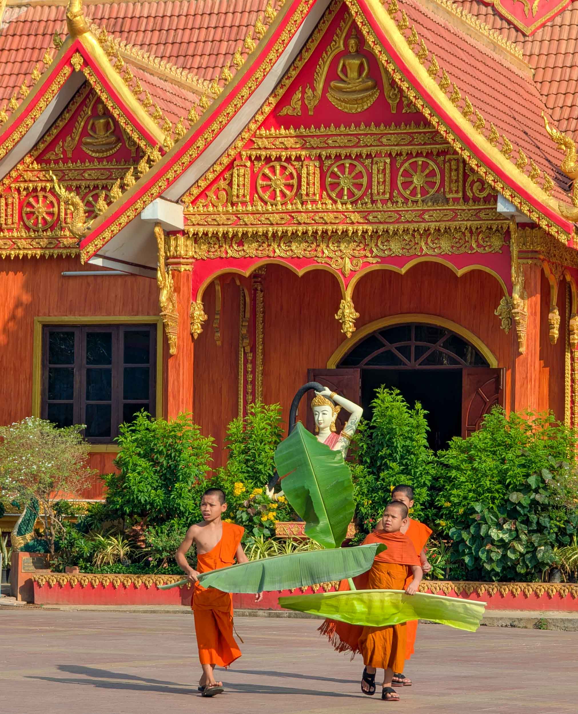 Novizen im Simuang Tempel
